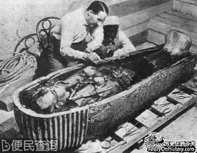 考古学家打开3300年前古埃及法老国图特安国王的石棺