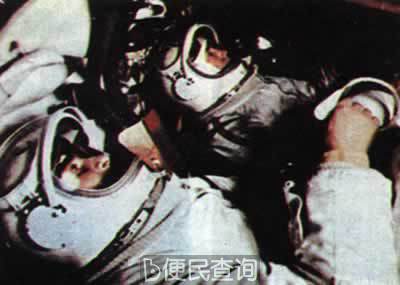苏联宇航员在太空船外漂游