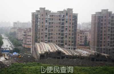 上海一幢在建13层楼房离奇倒塌