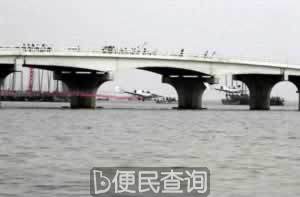 中国飞行员穿越太湖大桥桥洞