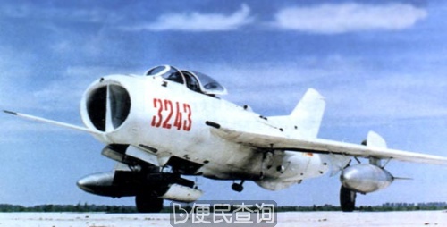 中国自制的“歼-7”飞机首次试飞成功
