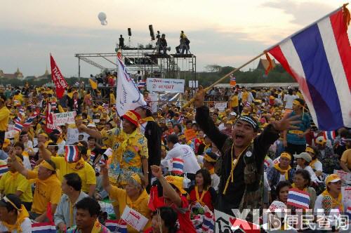 泰国首都曼谷10万名反对他信的民众集会示威