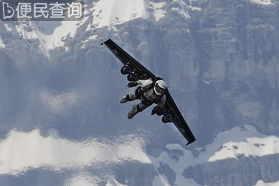 瑞士“火箭人”飞越阿尔卑斯山