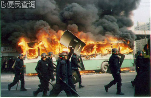 南韩爆发“光州事件”,遭到全斗焕军政府当局的血腥镇压