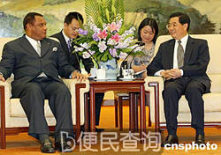 中国与巴哈马国建立外交关系