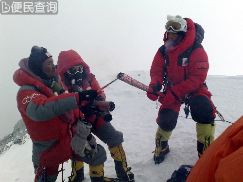 北京奥运圣火成功登顶珠峰