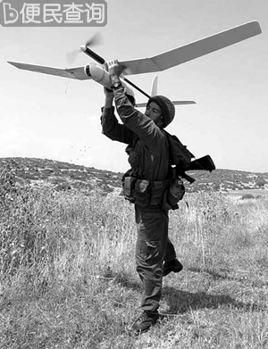 世界上第一架无线电操纵的无人驾驶飞机在美国试飞