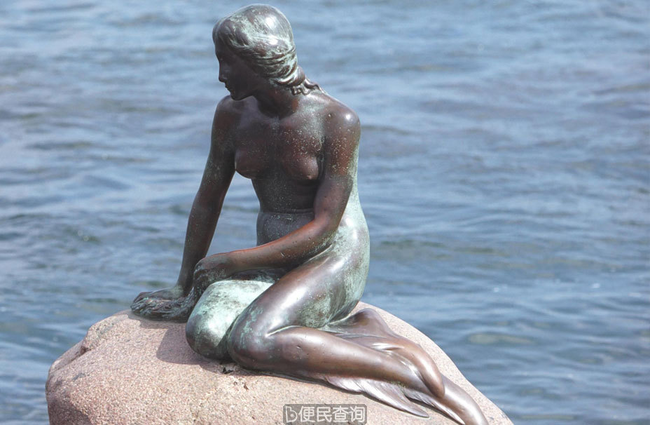 丹麦世界闻名的“小美人鱼”铜像建成