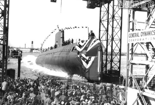 美国制造的第一艘核动力潜艇 “鹦鹉螺”号穿过北极