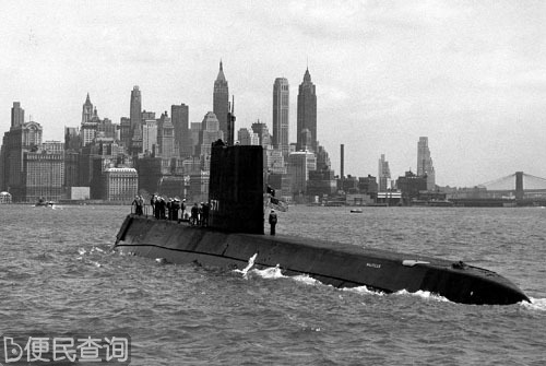美国制造的第一艘核动力潜艇 “鹦鹉螺”号穿过北极