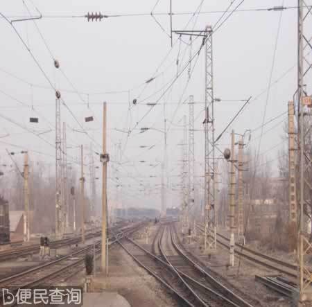 中国第一条快速客运专线秦沈客运专线正式运营