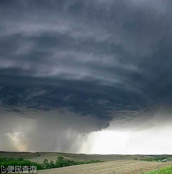 西安阎良出现罕见龙卷风 直径10米把农夫卷上天