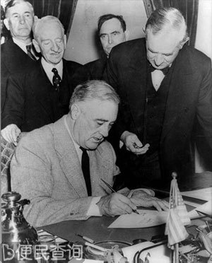 美国罗斯福总统签署《贷款和出租武器法案》